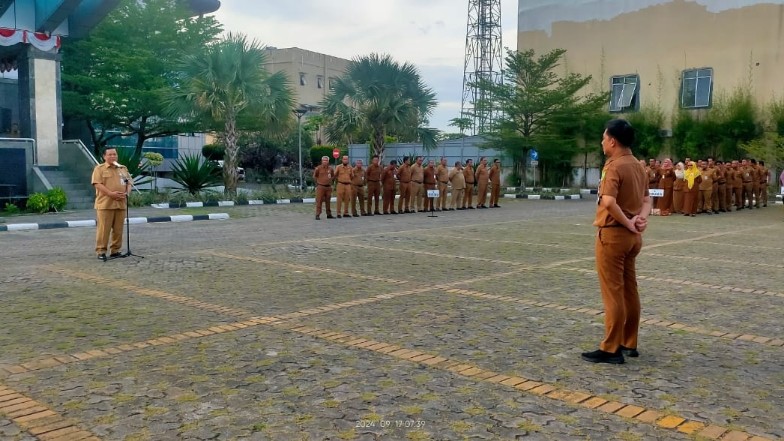 Sekdaprov SF Hariyanto pimpin apel pagi di Kantor Dinas PUPR-PKPP Riau (foto/yuni)